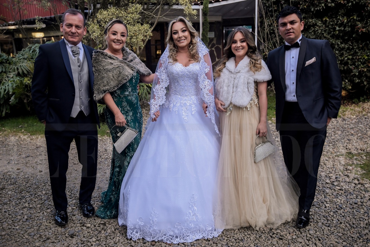 Rafael y Sandra, padres de Catalina, junto a su hermana Natalia Suárez y su esposo Giovanni Martínez.