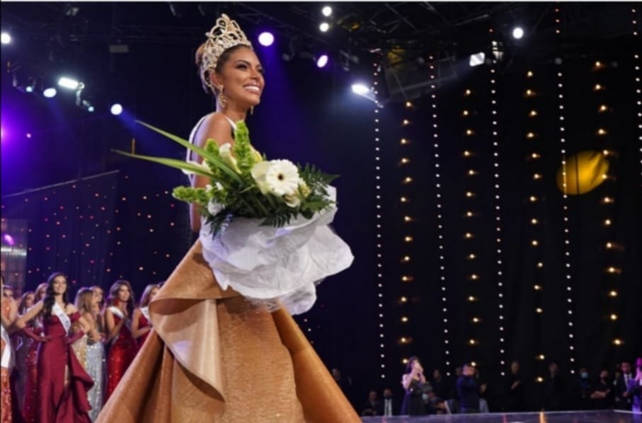 Valeria Ayos como nueva Miss Universe Colombia 2021.