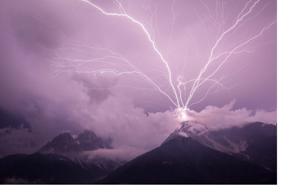 La fotografía del volcán, tomada por Corinna Leonbacher, fue el ganador de la categoría de paisajes.