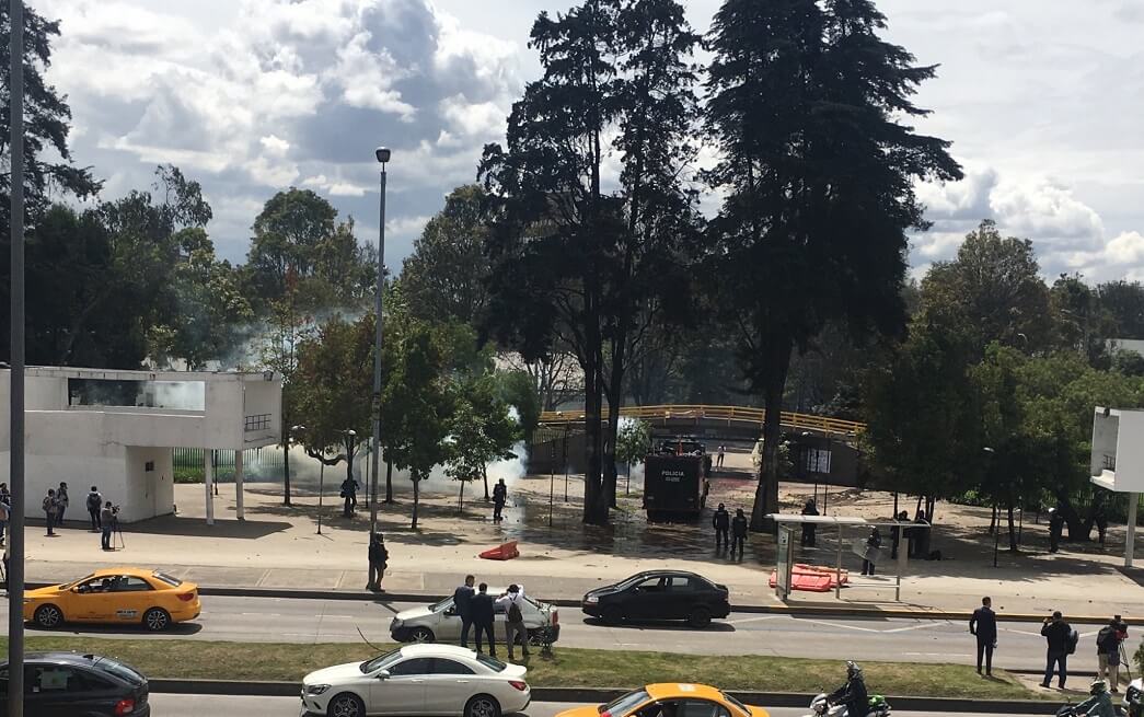 Desvíos en la carrera 30 por disturbios en la Universidad Nacional