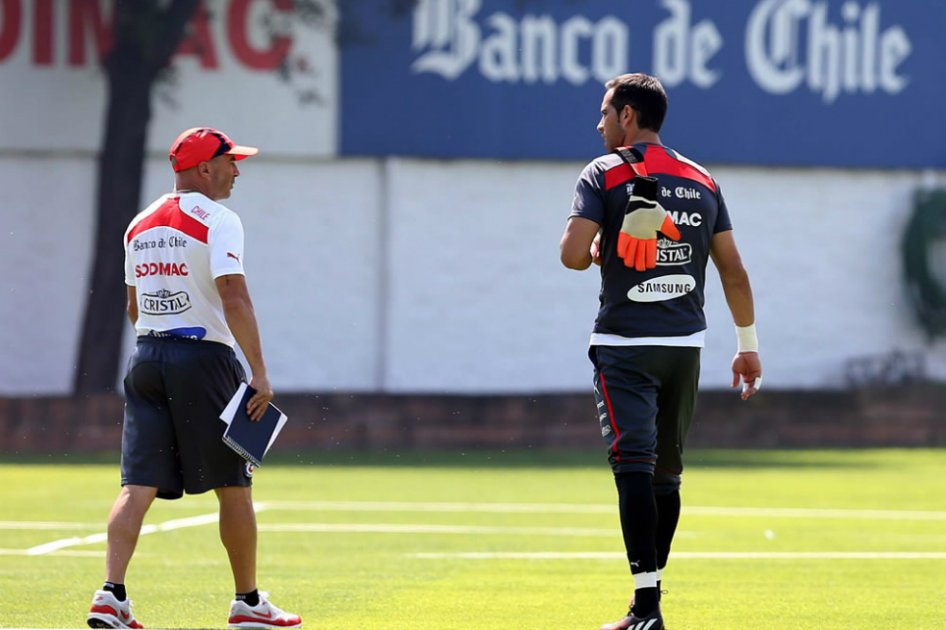 Claudio Bravo admite que extrañará método de trabajo de Sampaoli