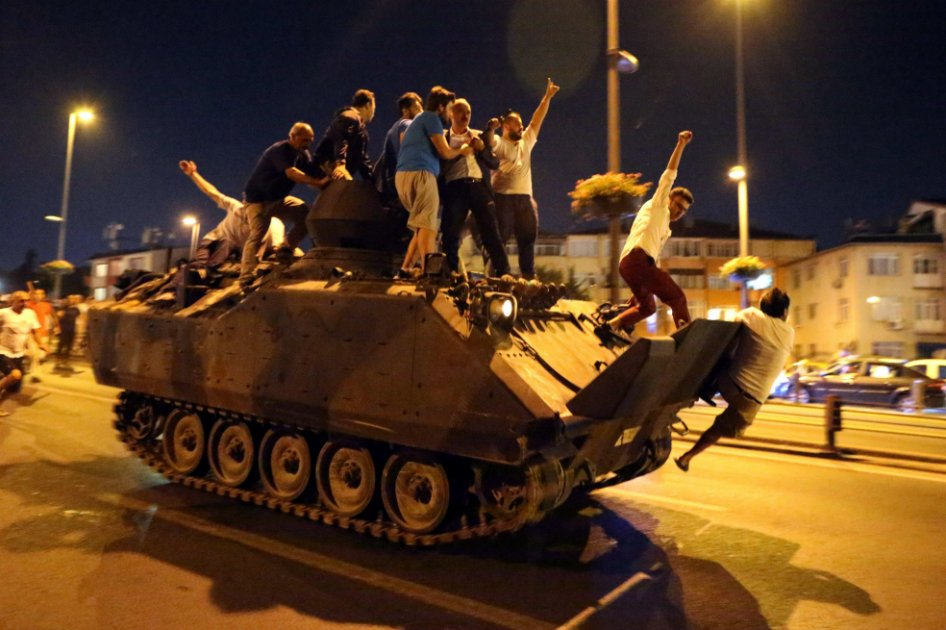 Un grupo de manifestantes a favor de Erdogan se toman un tanque en Ankara. / EFE