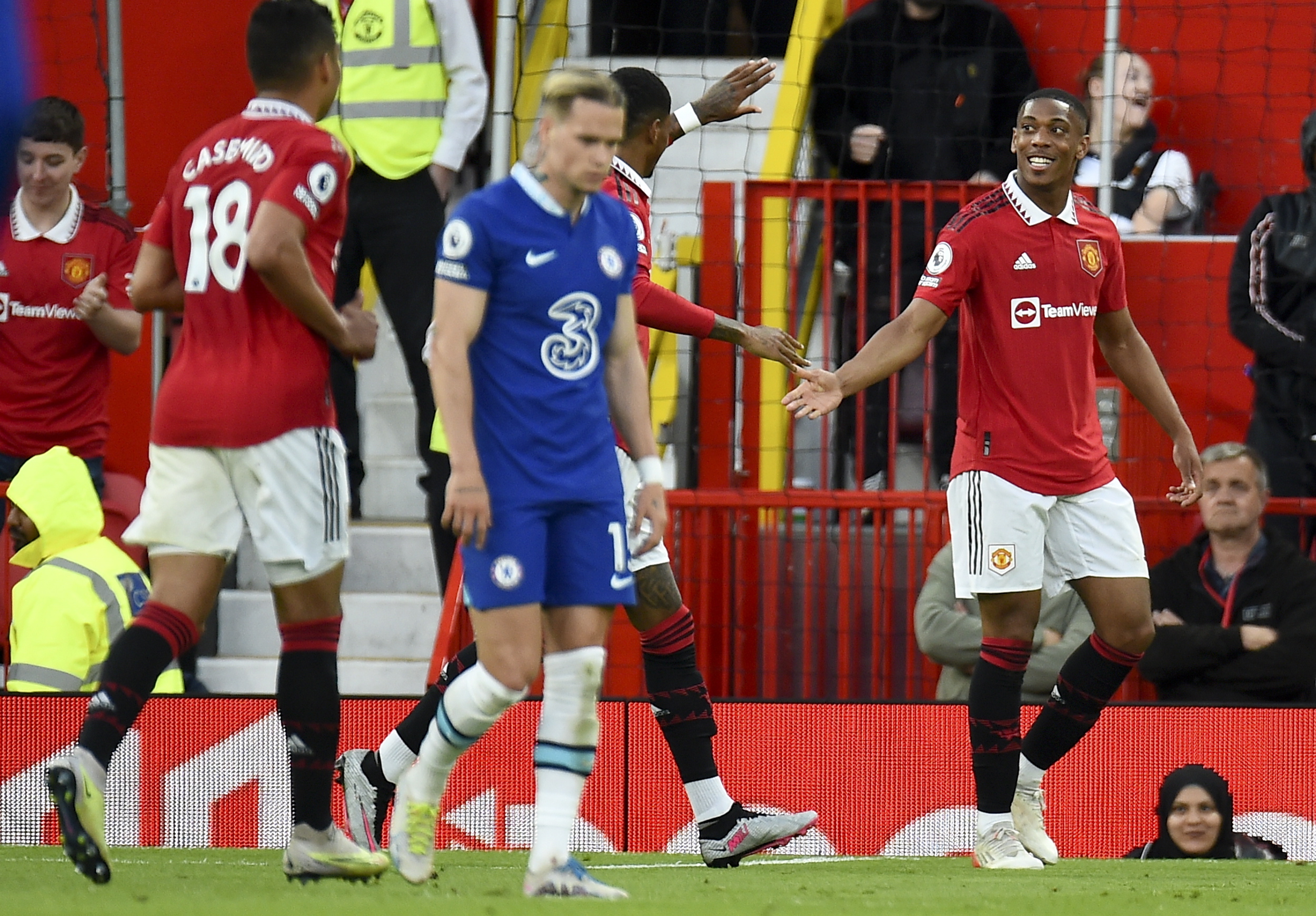 Premier League: Manchester United goleó a Chelsea y se aferró al cupo de Champions