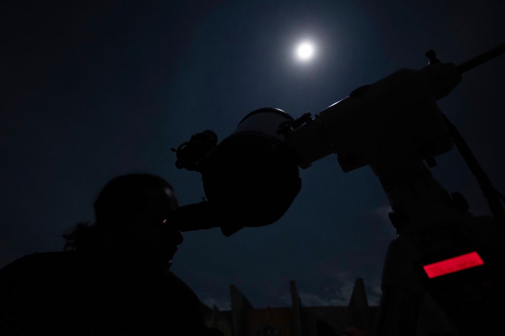 Las regiones que vieron, al menos, algunas partes del eclipse son Europa, gran parte de Asia, gran parte de Australia, gran parte de África, América del Norte, América del Sur, Pacífico, Atlántico, Ártico, Antártida.