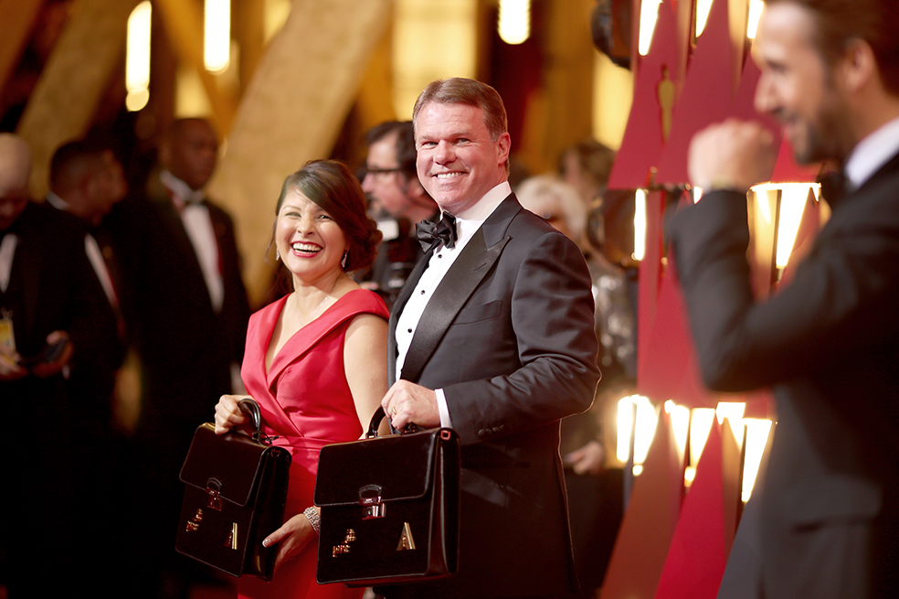 Por tomar foto a Emma Stone, Brian Cullinan confundió el sobre de mejor película en los Óscar