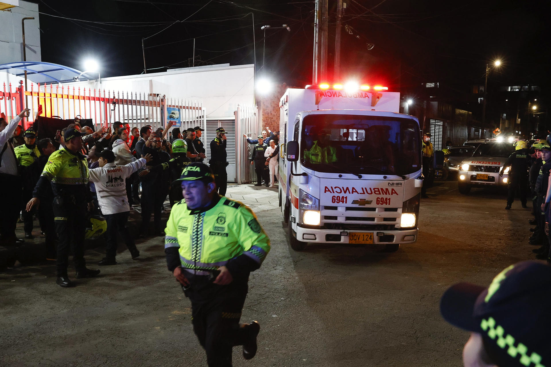 AME4275. BOGOTÁ (COLOMBIA), 07/06/2025.- Policías custodian la ambulancia en la que es trasladado el senador Miguel Uribe Turbay, este sábado, en Bogotá (Colombia). Uribe Turbay, uno de los aspirantes presidenciales del partido uribista Centro Democrático, fue herido durante un atentado en un acto político en Bogotá. EFE/ Mauricio Dueñas Castañeda
