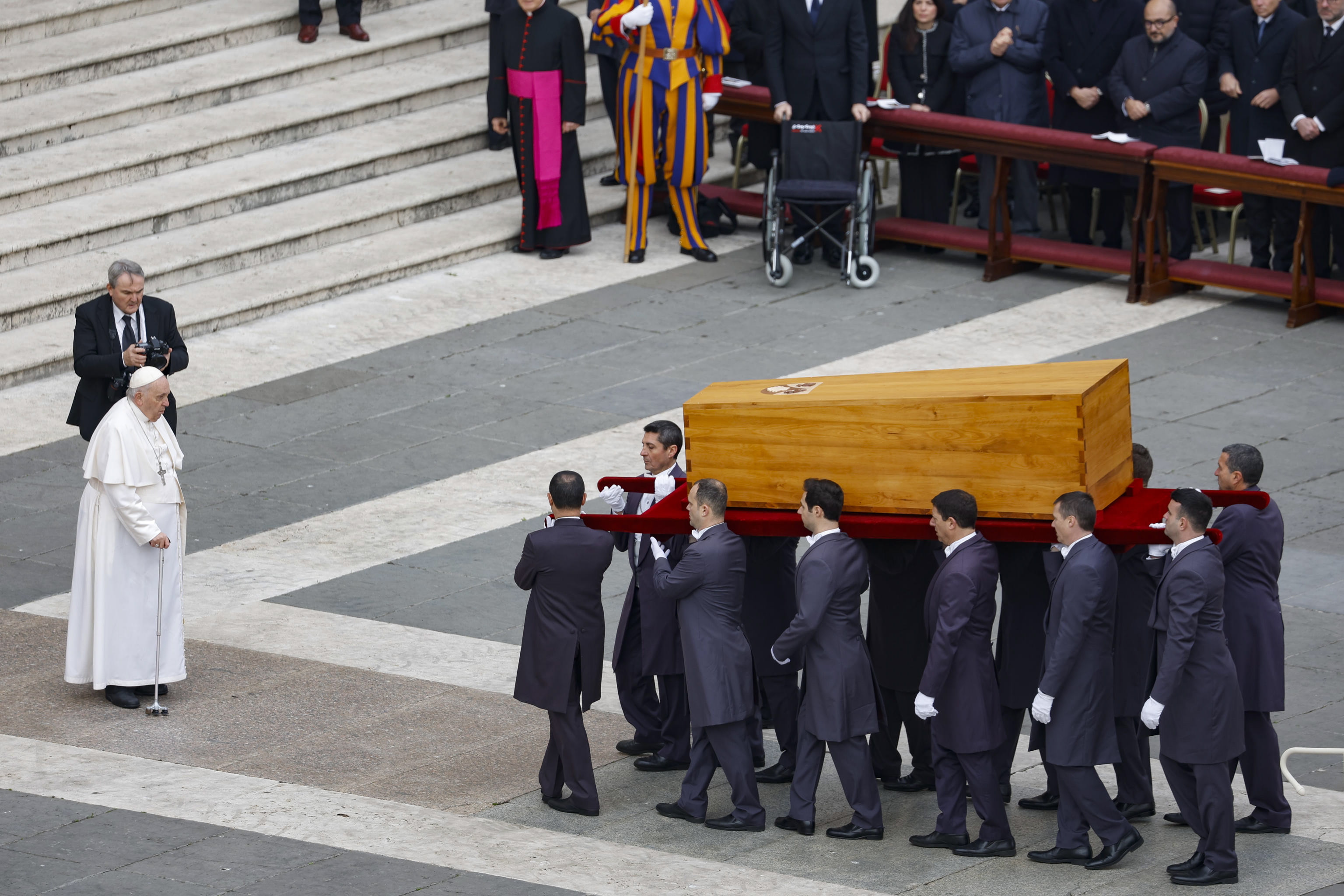 El papa Francisco presidió el funeral de Benedicto XVI, de quien resaltó la sabiduría
