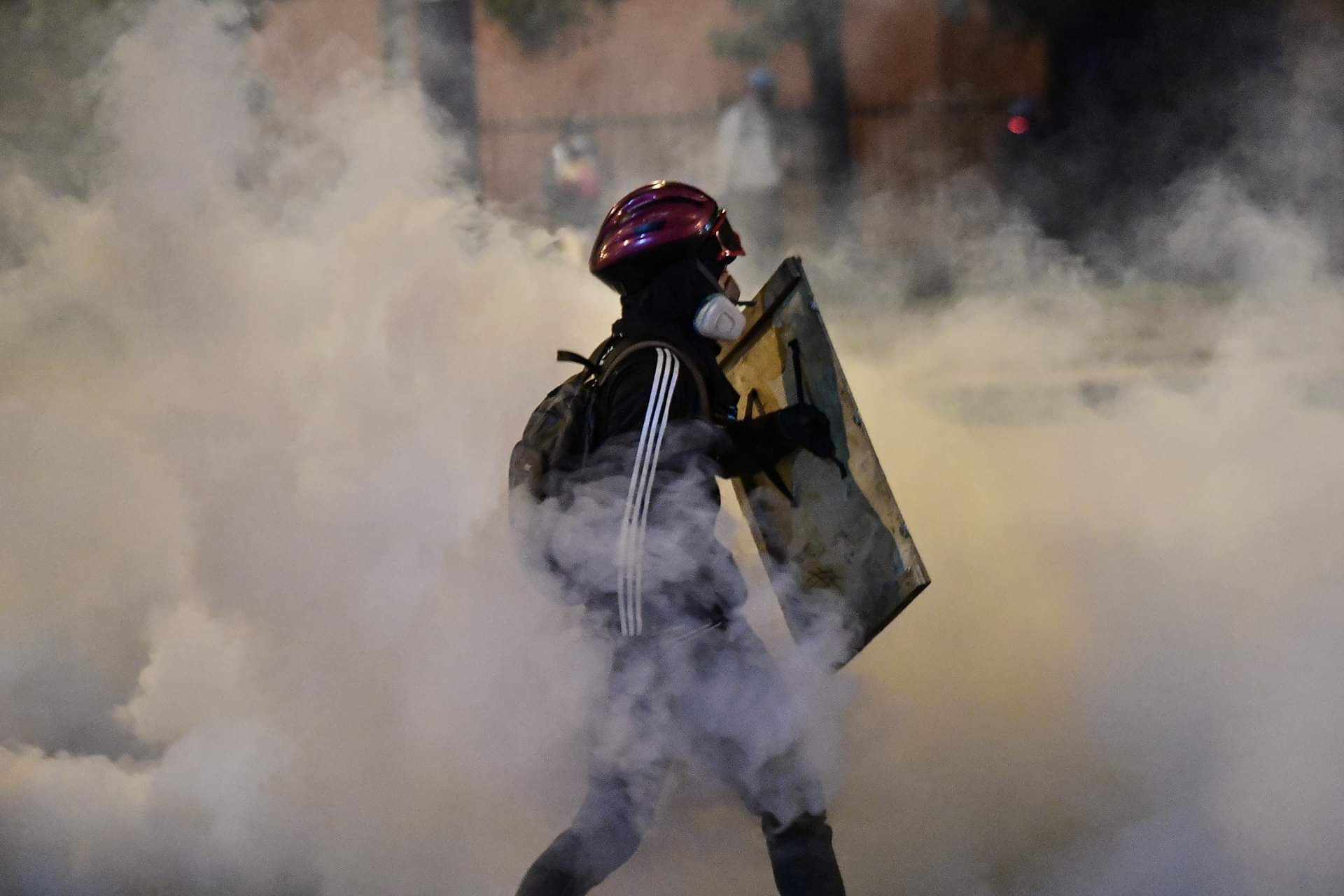 Al final de la tarde en este punto la manifestación en el denominado “Portal Resistencia” había alrededor de 350 personas realizando actividades culturales, por lo que la protesta hasta este punto había sido pacífica. No obstante, pasadas las 9:00 de la noche volvieron los disturbios.