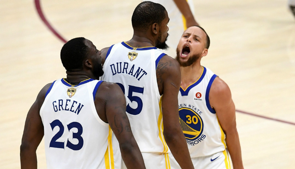 Los Warriors ganaron en Cleveland y están a un triunfo del título de la NBA