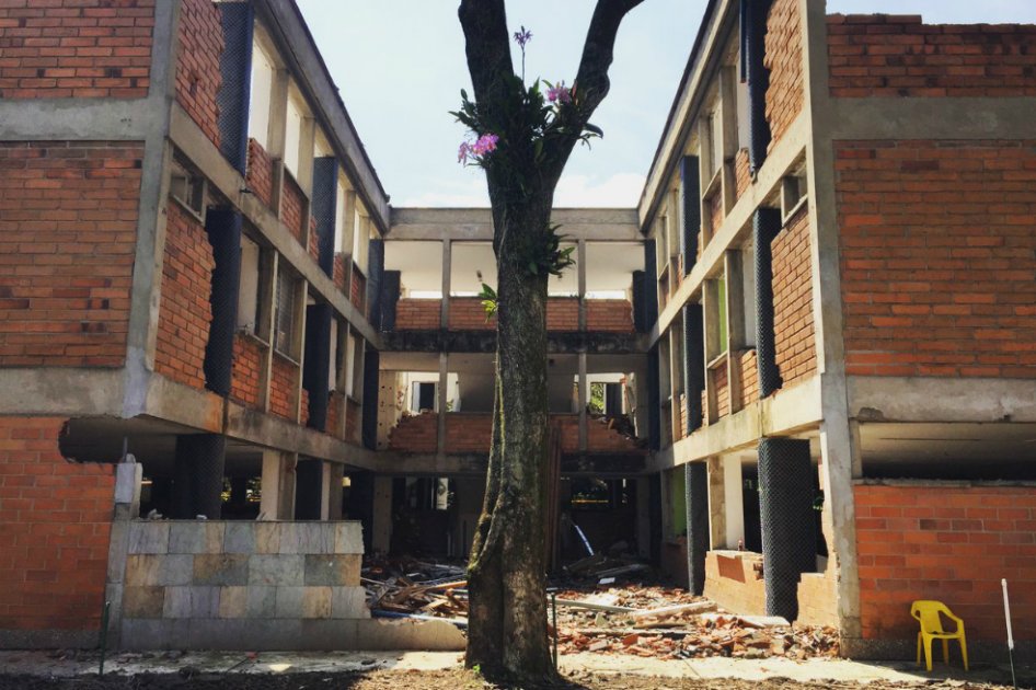 Implosión dentro de una universidad en Medellín generó pánico
