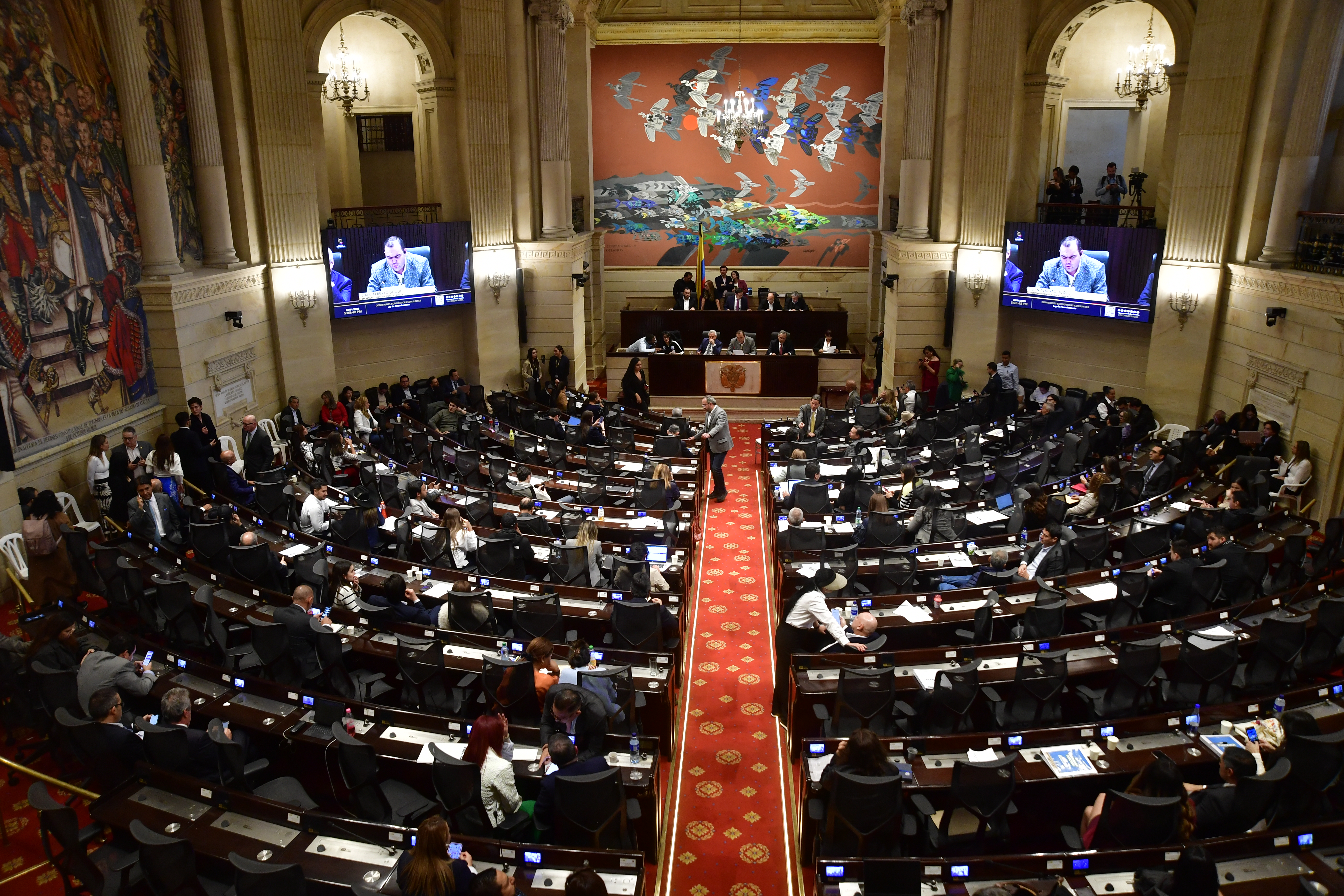 ¿En cuánto quedaría el salario de los congresistas de eliminarse la prima de servicios?