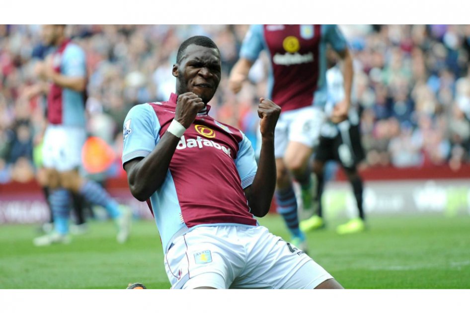 Liverpool oficializa el fichaje de Benteke