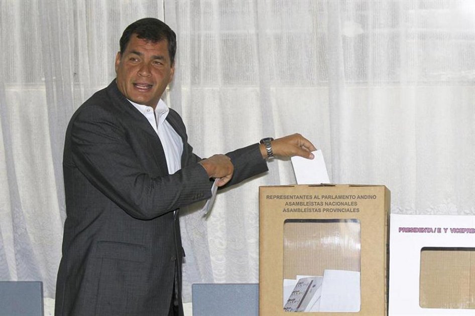 Ecuatorianos votan en comicios que auguran un triunfo arrollador de Rafael Correa
