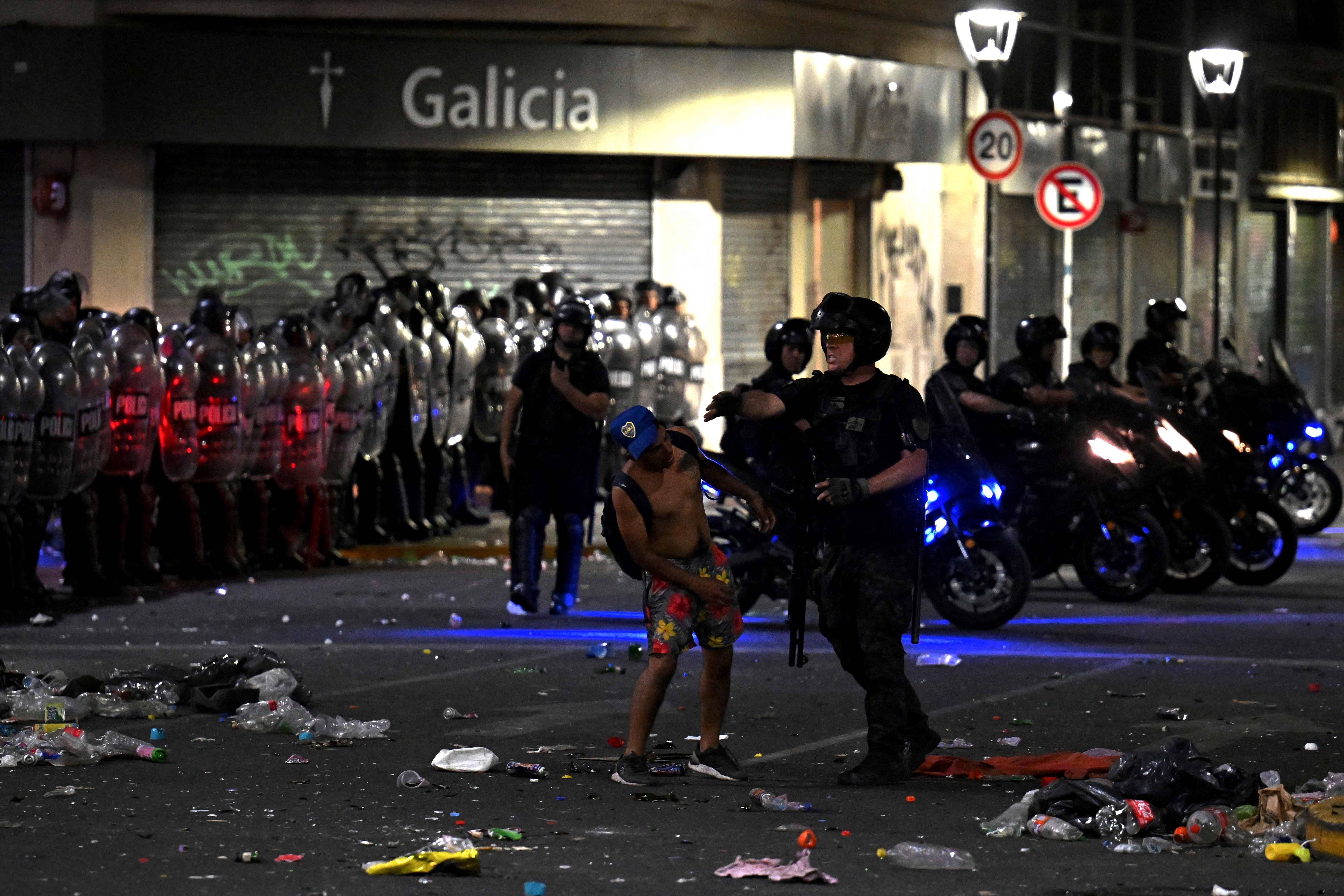 Disturbio hinchas argentinos en Buenos Aires
