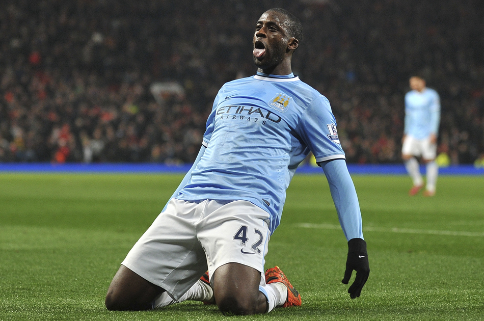 Manchester City goleó al United y se acerca a Chelsea en la Premier