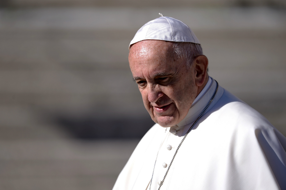 Chile: queman un bus y dejan un mensaje contra visita del papa