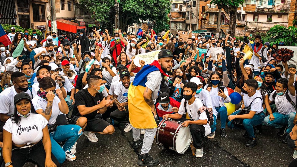 Dayro Hidalgo junto con estudiantes de la comuna 13 de Medellín en la movilización del pasado 30 de abril.