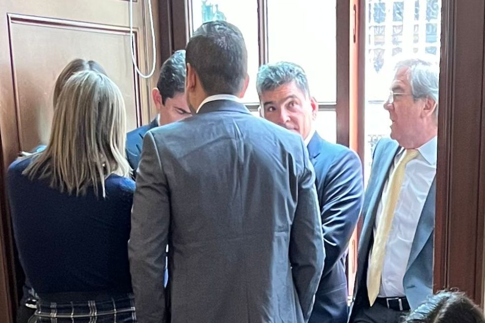 Luis Felipe Henao, Gregorio Eljach y Germán Varón en el lobby del Senado, momentos antes de que la plenaria eligiera a Eljach como el nuevo procurador.