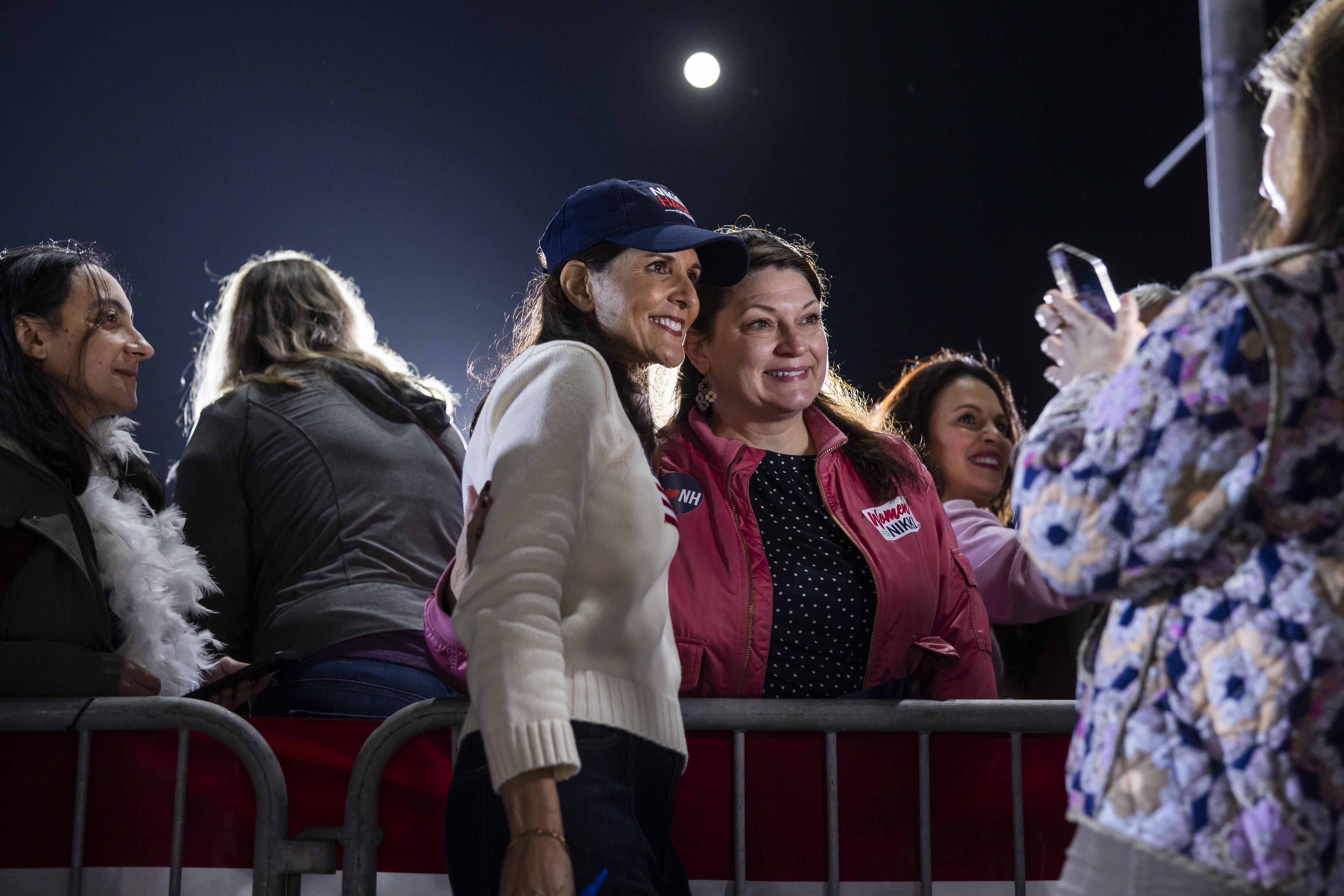 Mount Pleasant (United States), 23/02/2024.- US Republican presidential candidate Nikki Haley (L) greets supporters during an election eve rally at Patriot'Äôs Point Naval & Maritime Museum in Mount Pleasant, South Carolina, USA, 23 February 2024. Former South Carolina governor Nikki Haley is running against former US President Donald Trump in the South Carolina Republican presidential primary, scheduled for 24 February 2024. (Elecciones) EFE/EPA/JIM LO SCALZO