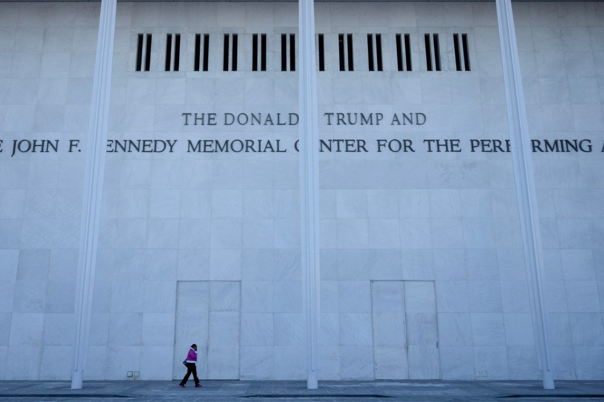 Juez prohíbe a Trump renombrar el Kennedy Center y el presidente lo abandona