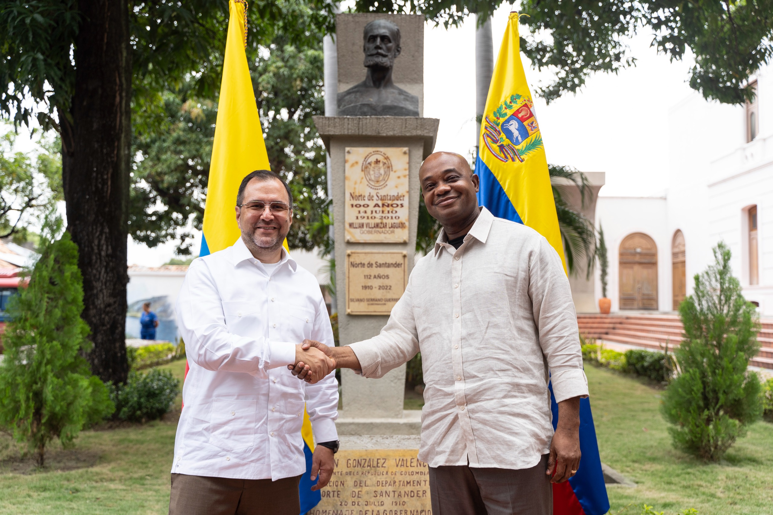 El canciller Luis Gilberto Murillo (dcha.) y su homologo venezolano, Yván Gil (izda.).