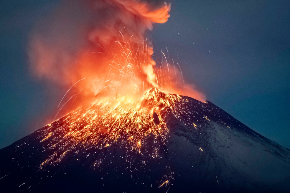 De acuerdo con el centro, "durante la nueva fase se prevé una actividad eruptiva de explosividad a baja intensidad, por lo que pueden esperarse explosiones leves a moderadas que lancen fragmentos en el entorno del cráter".