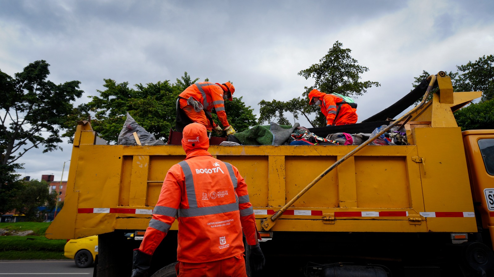 Además del desmonte de las estructuras, se realizó el retiro de residuos acumulados a lo largo del canal. El material fue cargado en volquetas para su disposición final adecuada, contribuyendo a la recuperación ambiental y a la mejora de las condiciones de seguridad en la zona.