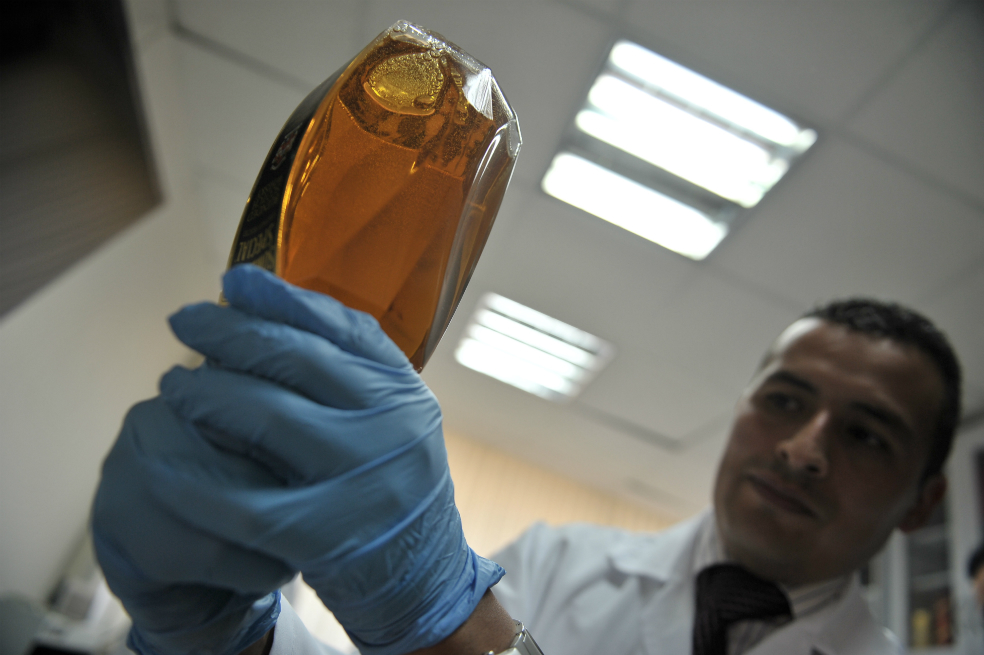 Así identifican el licor adulterado en los laboratorios de la Policía