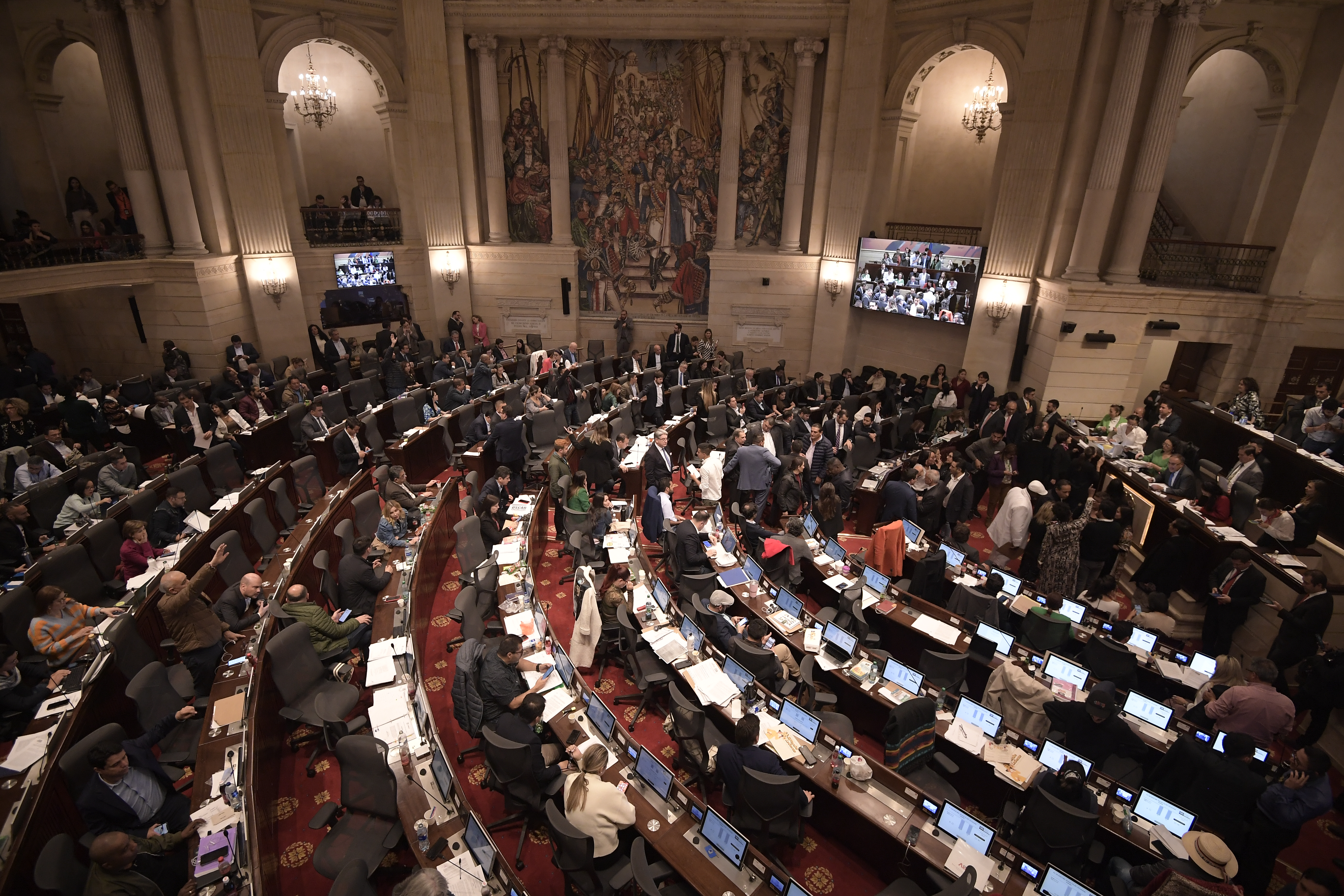 Debate final sobre el Plan Nacional de Desarrollo en la Cámara de Representantes.