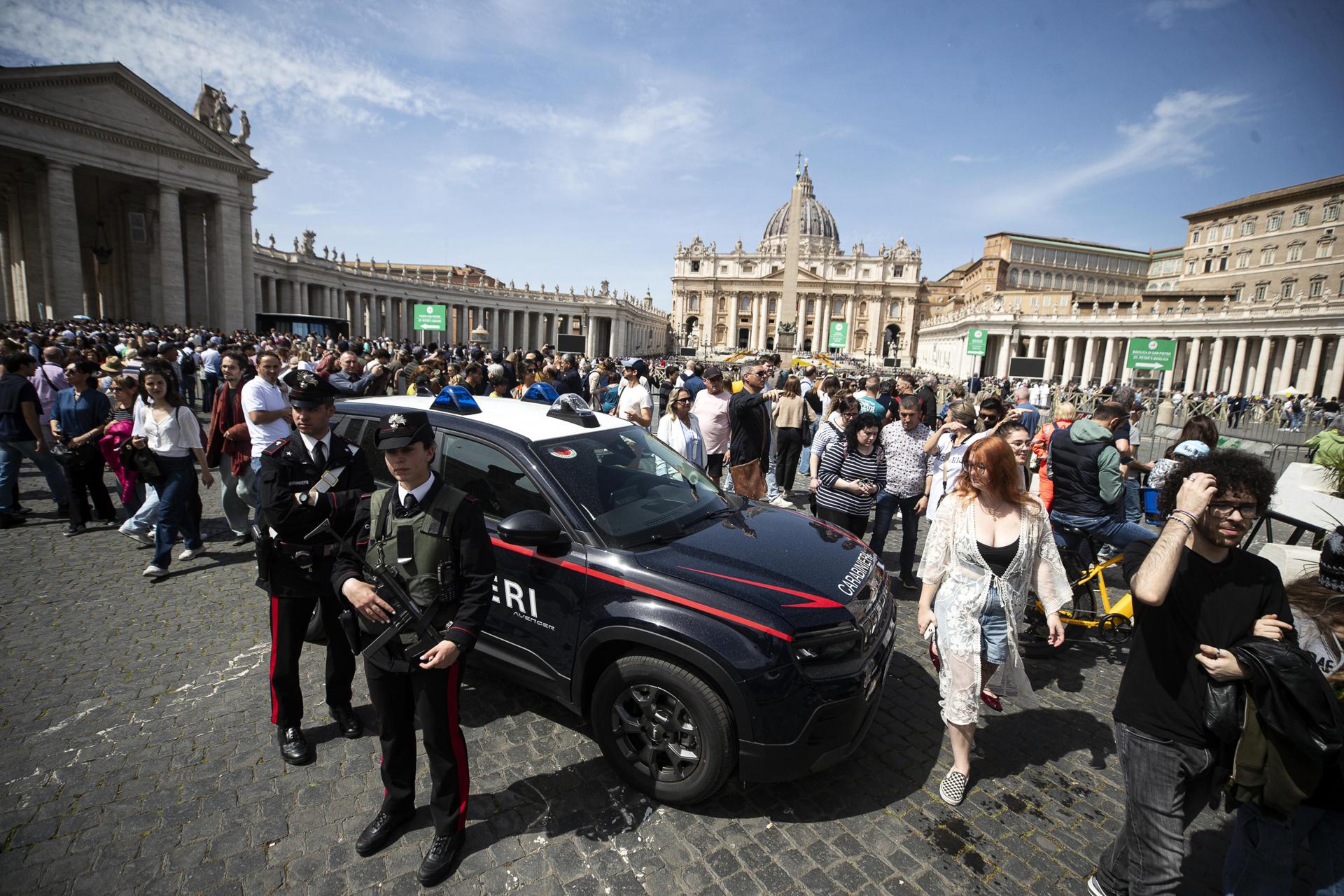 VATICAN CITY (Vatican City State (Holy See)), 21/04/2025.- Police personnel stand guard in St. Peter's Square following the death of Pope Francis, Vatican City, 21 April 2025. Pope Francis died on 21 April 2025 at the age of 88, according to the Holy See. Born Jorge Mario Bergoglio in Buenos Aires, Argentina, on 17 December 1936, he was appointed leader of the Catholic Church on 13 March 2013, succeeding Pontiff Emeritus Benedict XVI. (Papa, Santa Sede) EFE/EPA/ANGELO CARCONI
