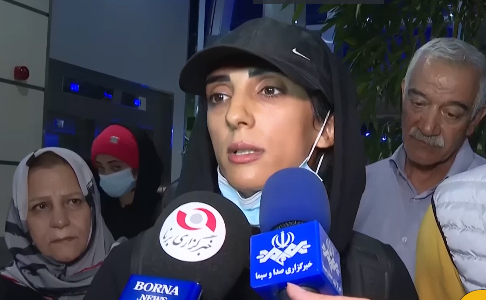 Escaladora iraní que compitió sin hiyab es recibida como una heroína en su país