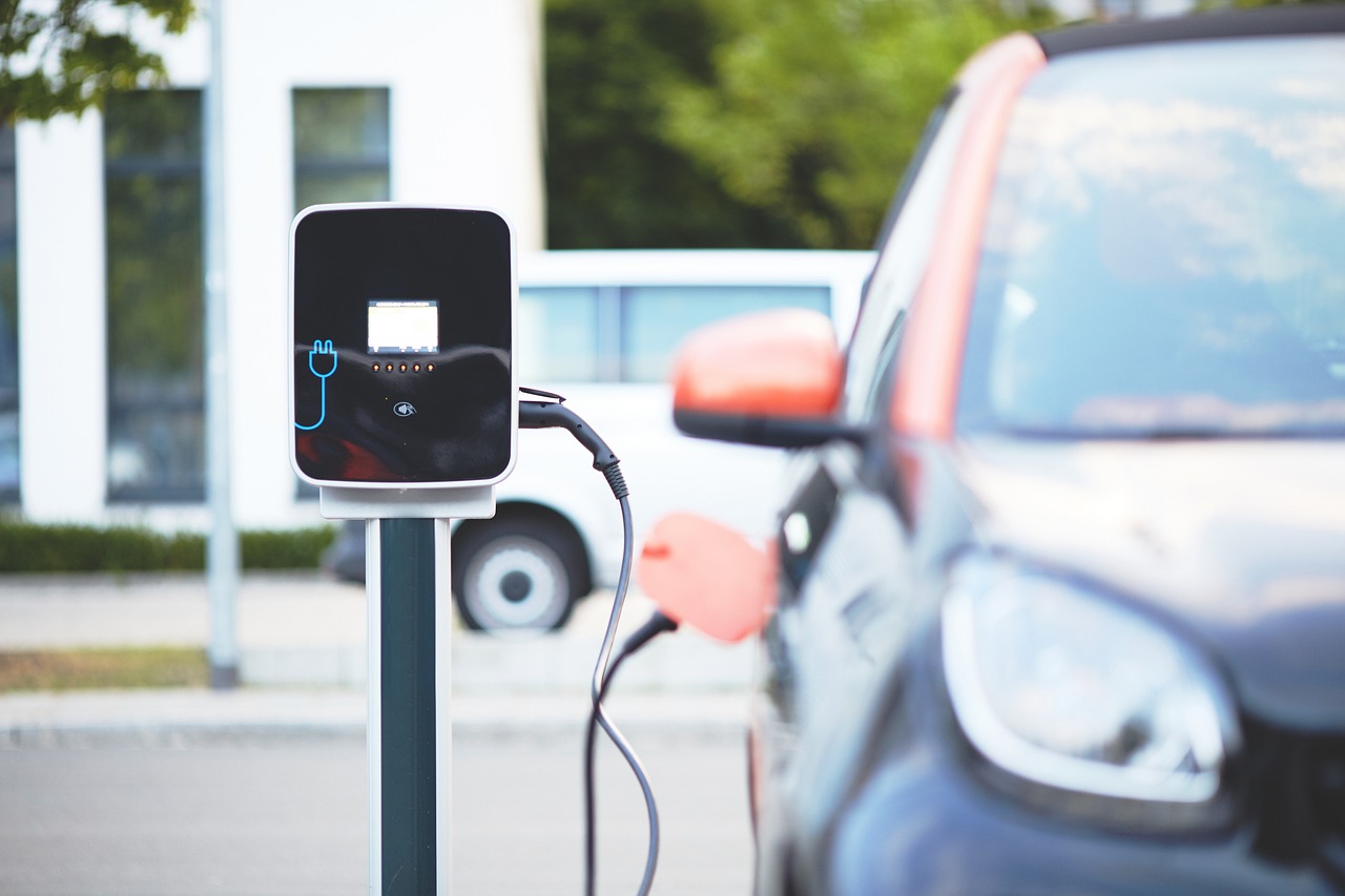 ¿Cuánto puede demorarse en cargar un auto eléctrico?