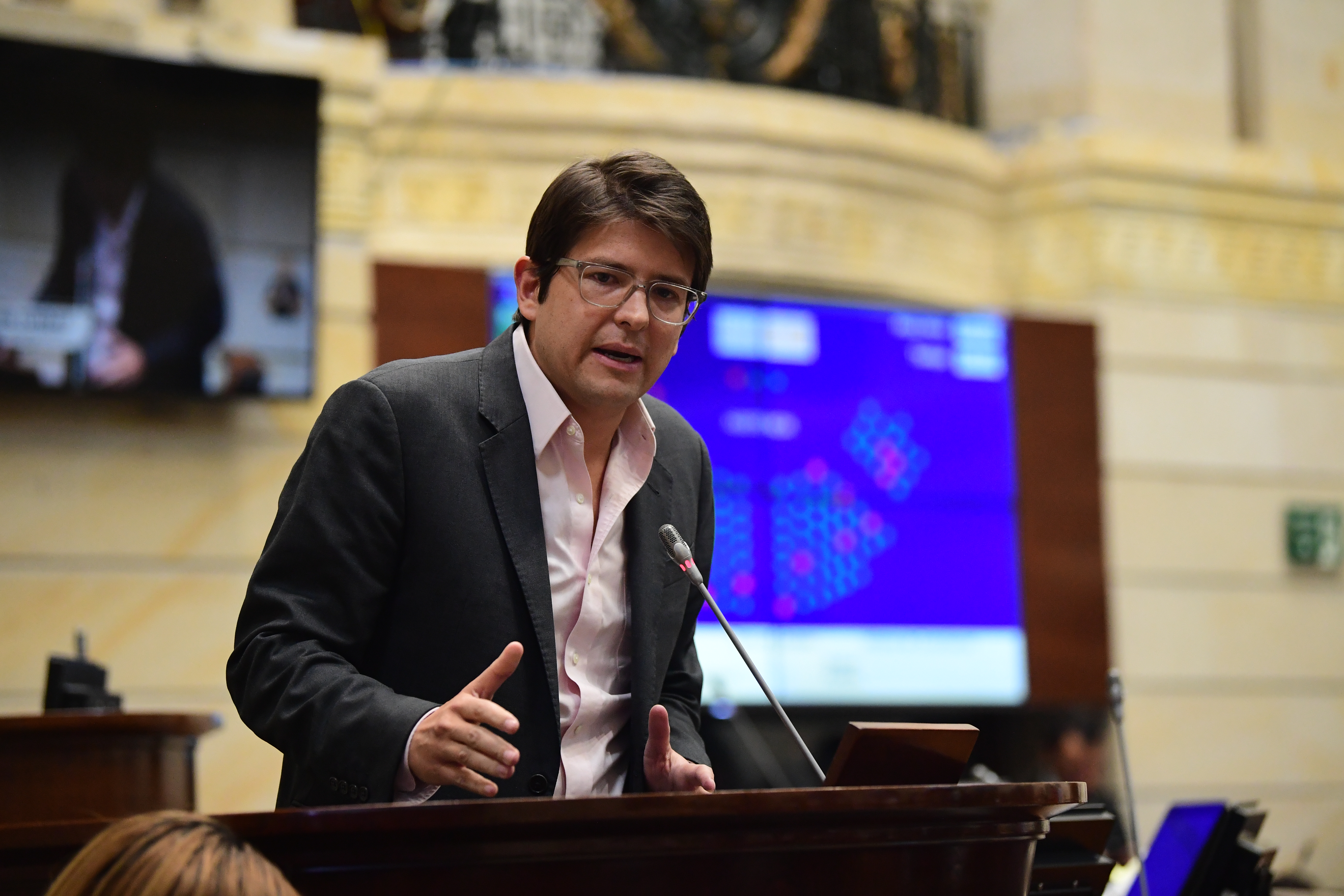Integrante del Centro Democrático durante la moción de censura al ministro de Defensa Iván Velásquez en el Congreso de la República