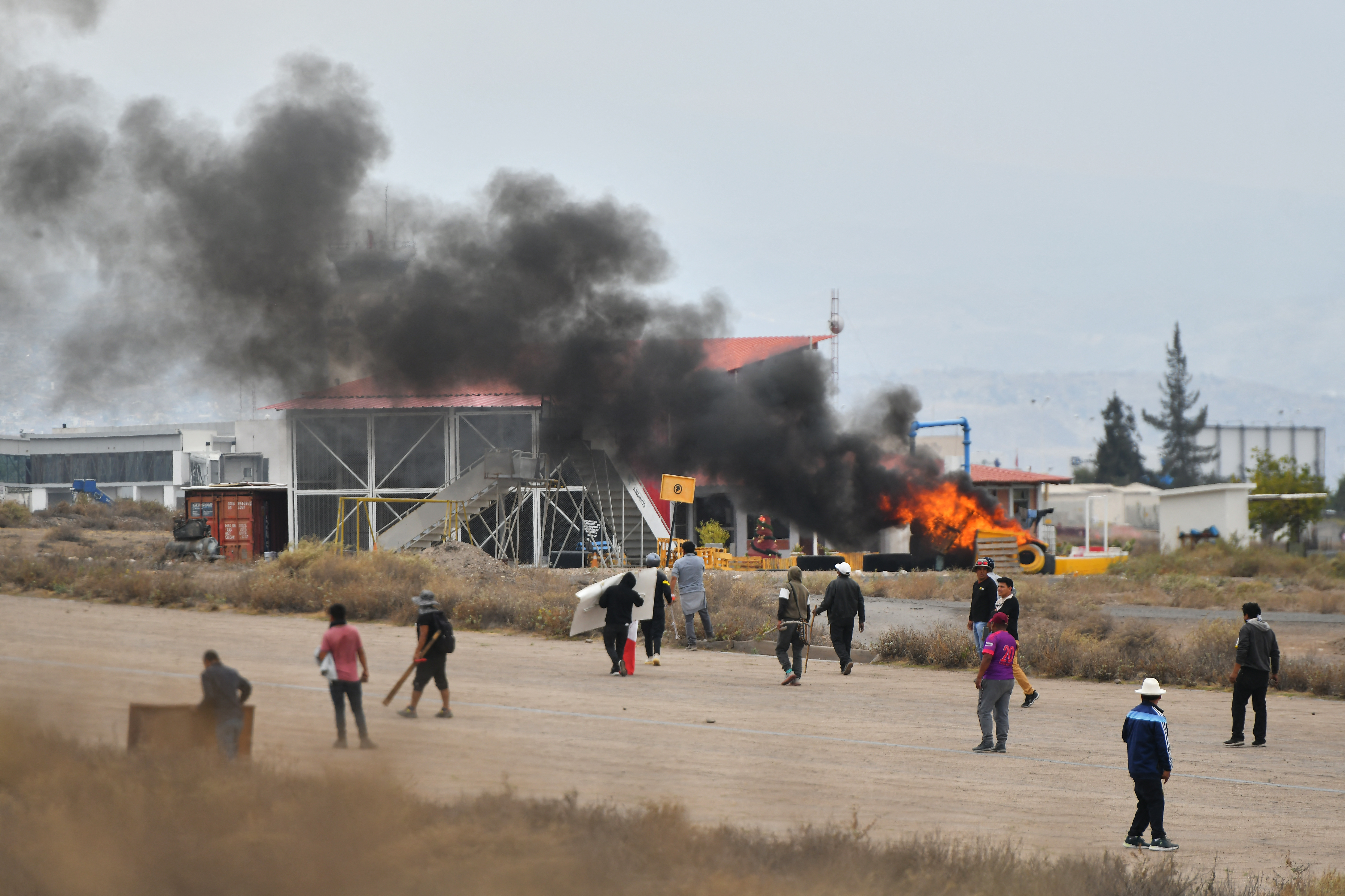 Cientos de manifestantes usaron llantas, madera y piedras en llamas el lunes para bloquear la pista del aeropuerto en la segunda ciudad más grande de Perú, Arequipa.