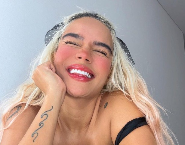 Karol G enamora con su ‘look’ en el lanzamiento del álbum de Kali Uchis