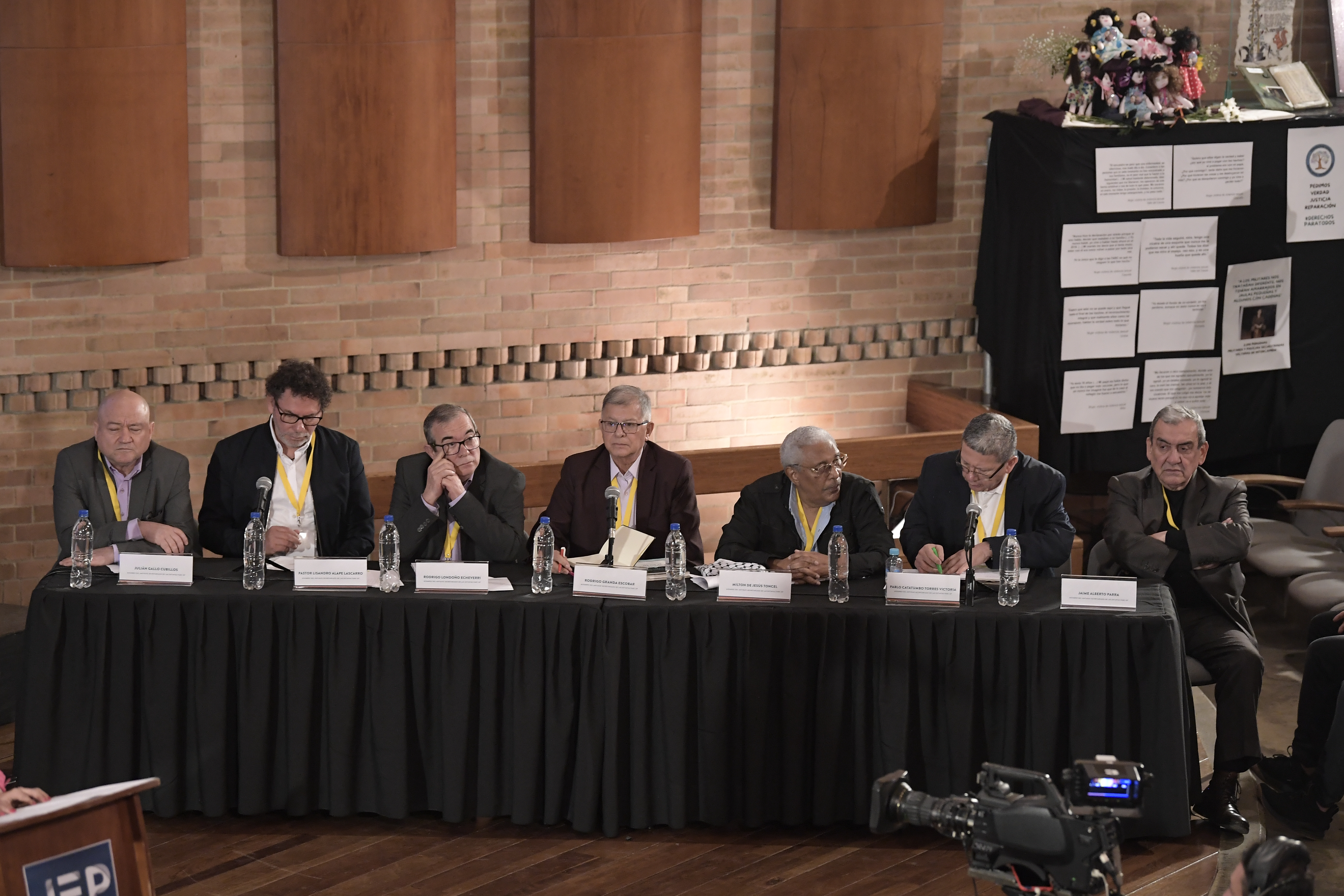 Julián Gallo Cubillos, Pastor Alape, Rodrigo Londoño, Rodrigo Granda, Milton de Jesús Toncel, Pablo Catatumbo y Jaime Alberto Parra, miembros del antiguo secretariado de la extinta guerrilla Farc, admitiendo su responsabilidad por los miles de secuestros durante la primer jornada de audiencias de reconocimiento ante víctimas y Magistrados de la JEP.