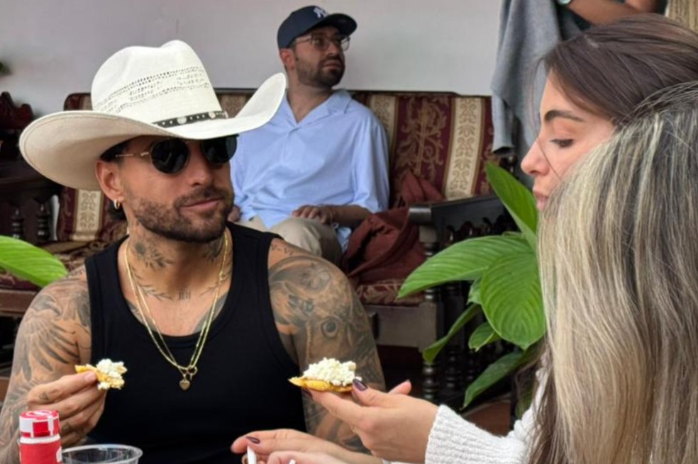 Maluma invitó a casi cien personas a su casa para escuchar su nuevo álbum y esto pasó