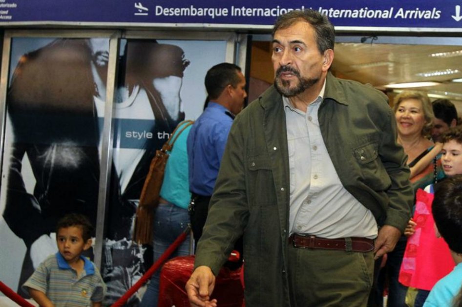 Llegan a Asunción diplomáticos paraguayos que fueron expulsados de Venezuela