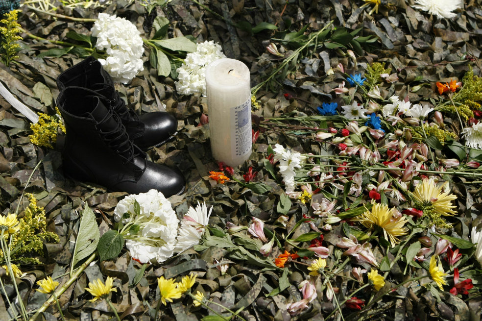 Detalle de un altar improvisado en memoria a los once soldados del ejército colombiano que murieron después de un ataque de las Farc, frente a un cantón militar de la ciudad de Cali (Colombia). / EFE