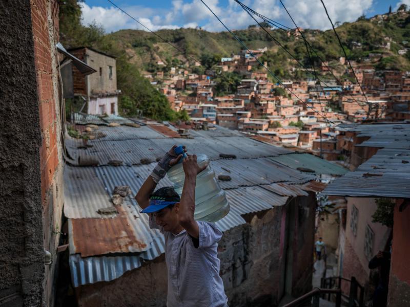 Venezuela espera que el agua salga del grifo