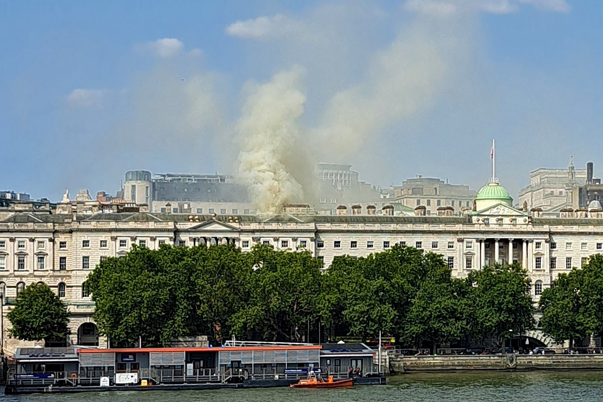 Incendio en Somerset House, Londres: cerca de 100 bomberos combaten las llamas