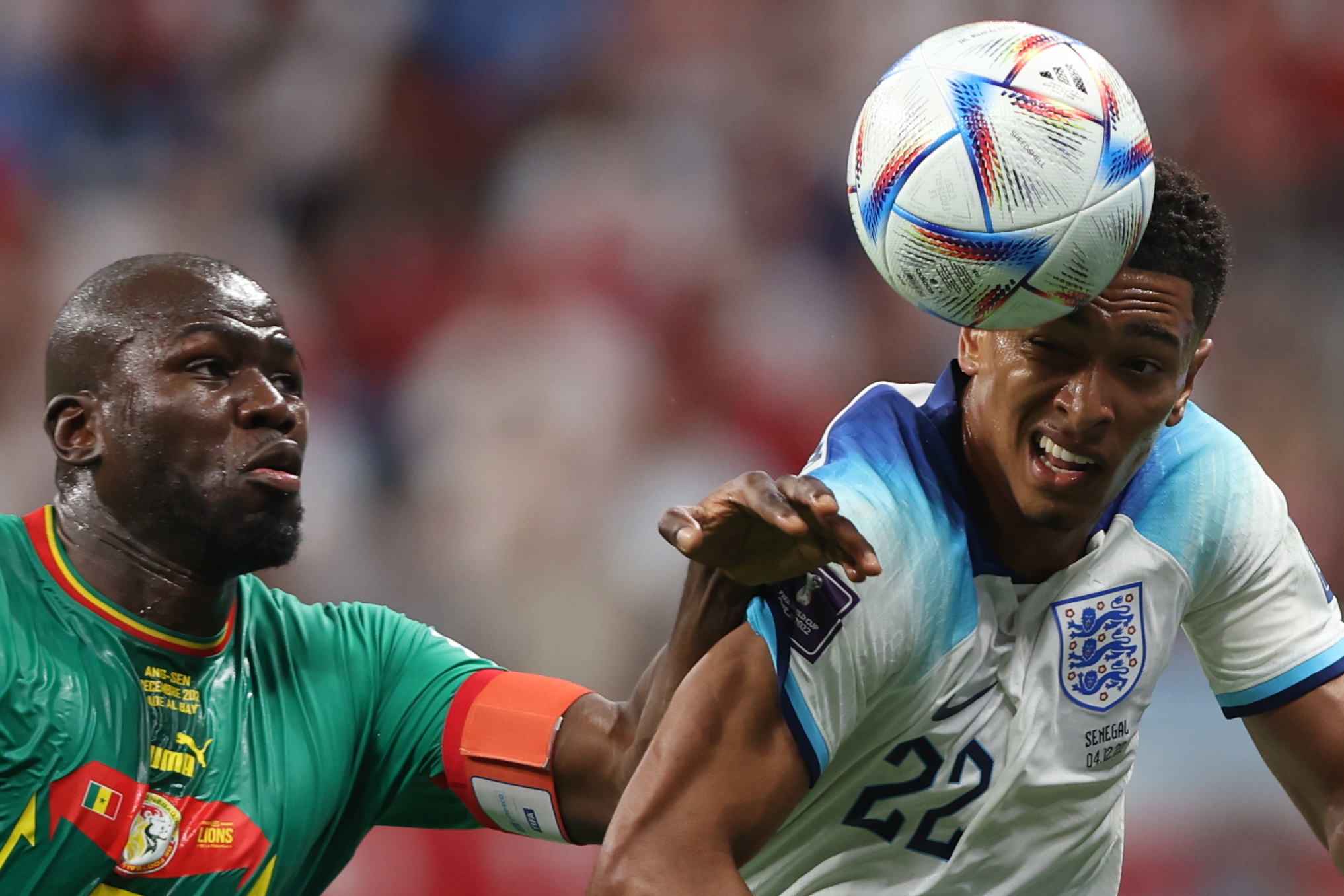 Al Khor (Qatar), 04/12/2022.- Jude Bellingham of England in action against Kalidou Koulibaly (L) of Sengal during the FIFA World Cup 2022 round of 16 soccer match between England and Senegal at Al Bayt Stadium in Al Khor, Qatar, 04 December 2022. (Mundial de Fútbol, Catar) EFE/EPA/Tolga Bozoglu