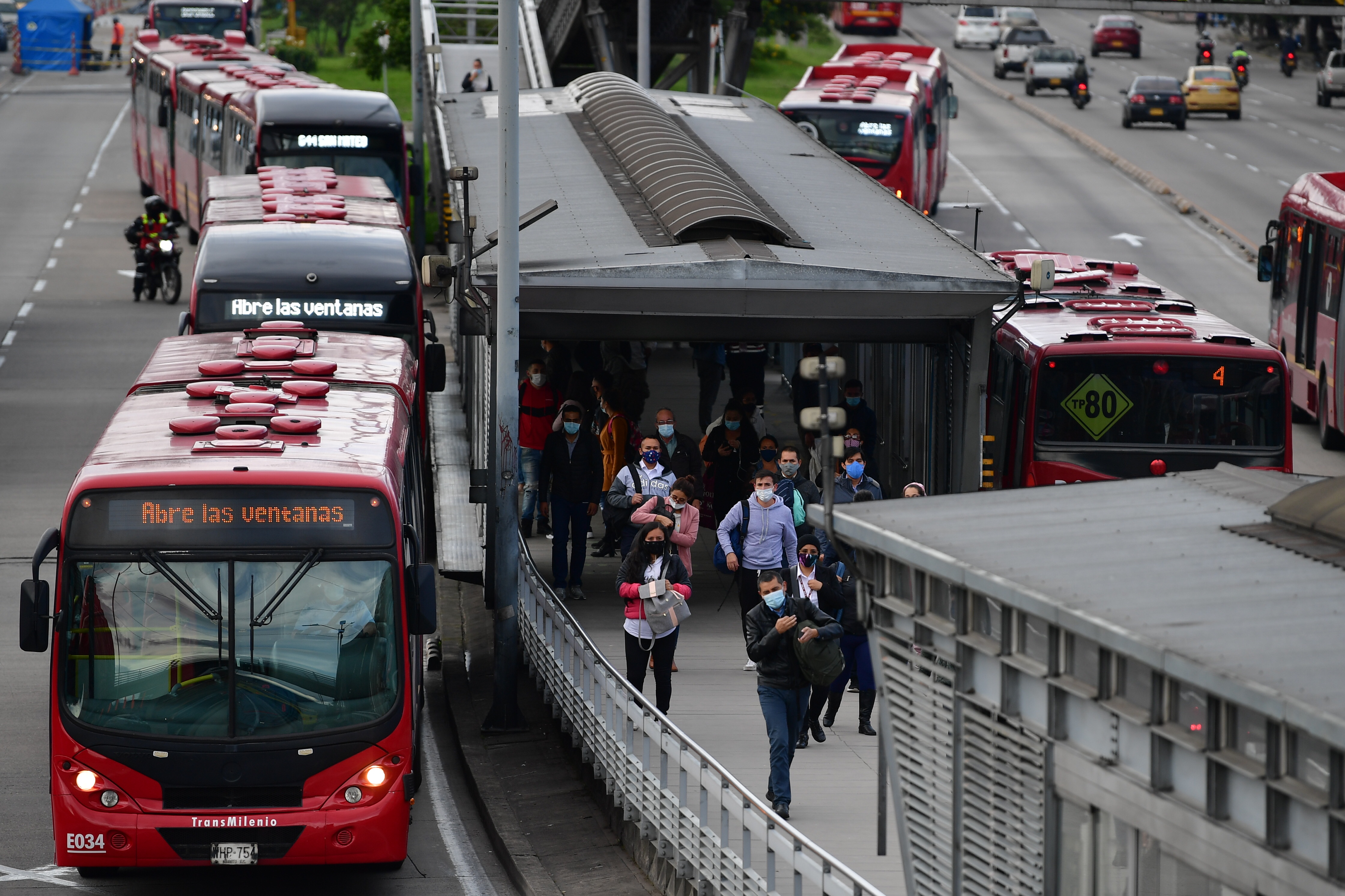 Aglomeraciones en portales, estaciones y buses del sistema de Transmilenio durante la cuarentena por Covid-19.