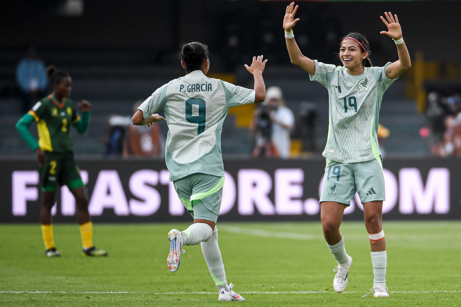 México y Camerún empataron 2-2 en El Campín.