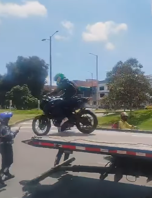 Motociclista saltó con todo y moto de una grúa para evitar inmovilización: (video)