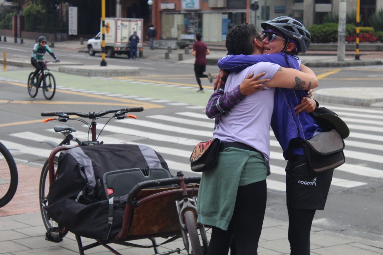 Dos mujeres se abrazan