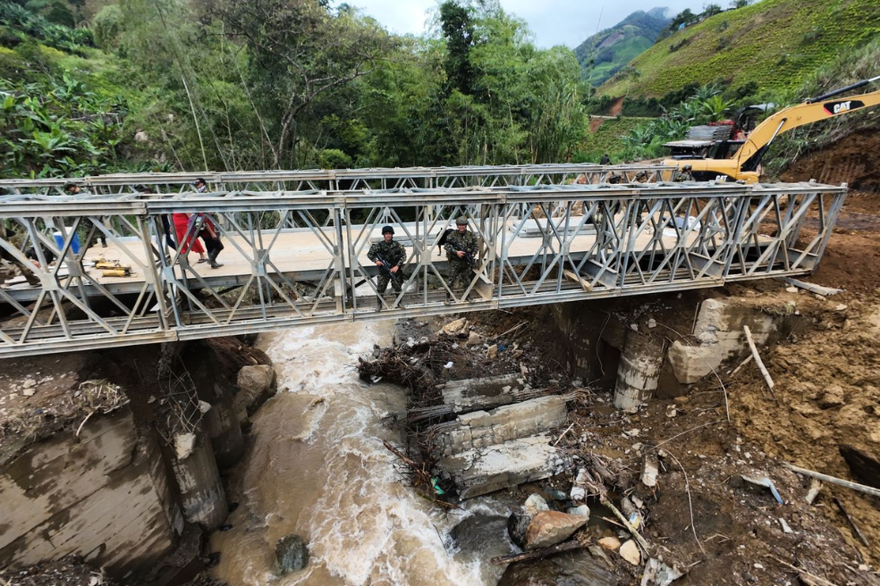 El puente de la Esperanza en El Plateado (Argelia, Cauca), fue instalado para recuperar una vía afectada por las disidencias de las Farc. Un convoy del Ejército que transportaba la estructura fue atacada el 1 de marzo; cinco soldados murieron en el atentado.
