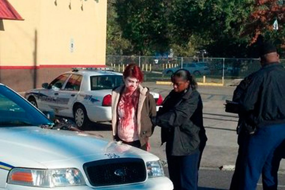No estaba herida, era una mujer disfrazada de zombi