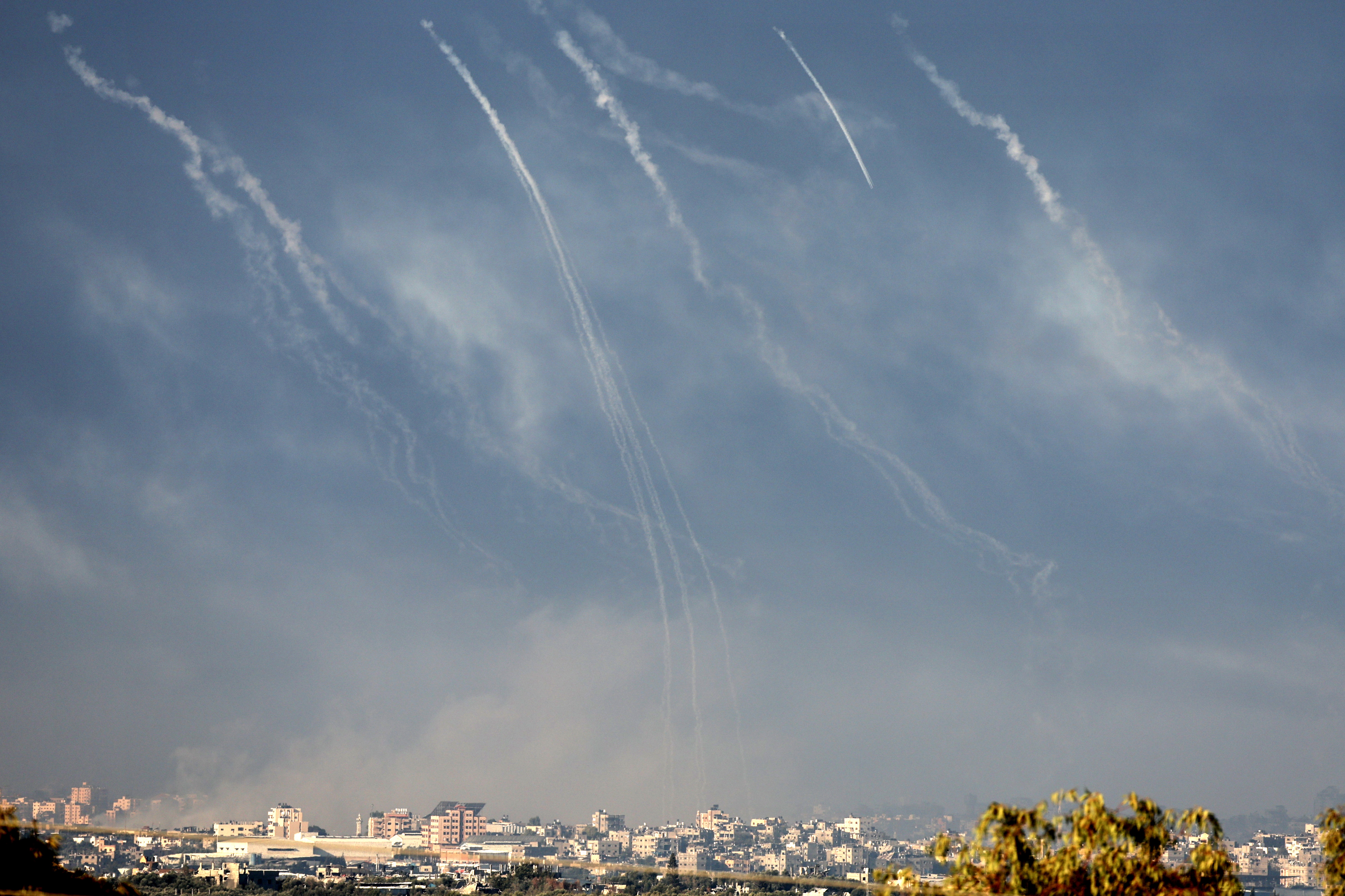 Sderot (Israel), 17/11/2023.- vista del bombardeo de artillería del ejército israelí hacia el campo de refugiados de Jabalia, en el norte de la Franja de Gaza, visto desde el lado israelí de la frontera, cerca de la ciudad de Sderot, este viernes. EFE/ATEF SAFADI