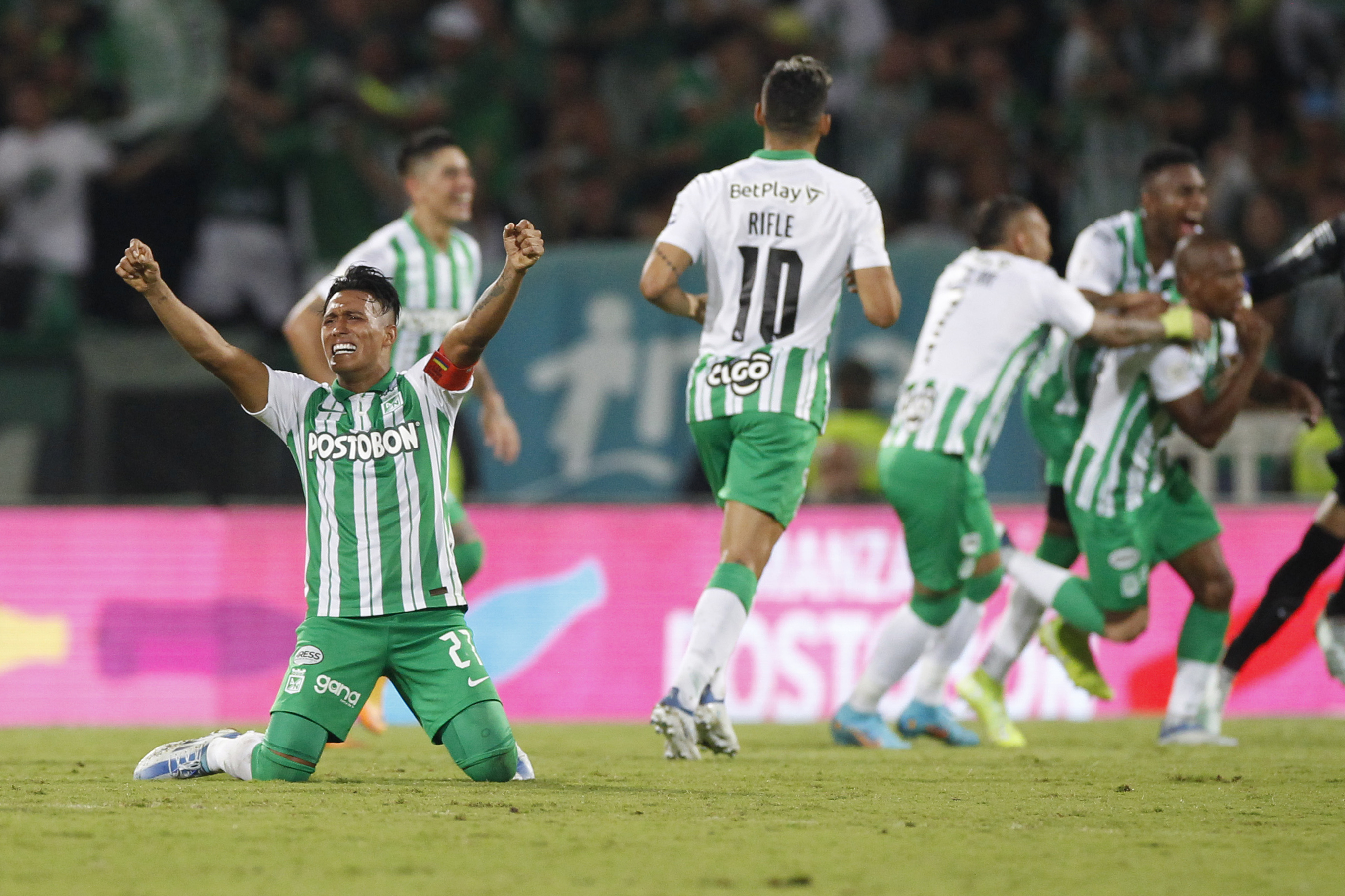 AMDEP1636. MEDELLÍN (COLOMBIA), 22/06/2022.- Sebastián Gómez (i) de Nacional celebra un gol de Yerson Candelo hoy, en el partido de ida de la final de la Liga Profesional de Colombia entre Atlético Nacional y Deportes Tolima en el estadio Atanasio Girardot en Medellín (Colombia). EFE/Luis Eduardo Noriega A.